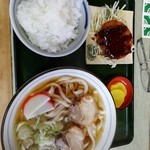 Marutaya - 日替りランチ500円。チャーシューうどんとポテトコロッケ。