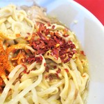 ラーメン二郎 - 粗挽き唐辛子投下～♪