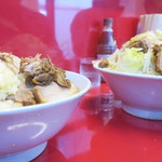 ラーメン二郎 - ＜参考＞ラーメン大＋野菜ニンニク（右）との比較