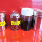 ラーメン二郎 - 卓上調味料