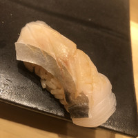 不動前 すし 岩澤 - エボ鯛。桜チップのスモーク