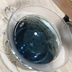 アイズ カフェ - ブルー色のハーブティーが…