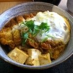 かつや - すき焼きカツ丼　手前に見えるのは豆腐です