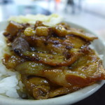阿霞 燒肉飯 - 高雄の豚肉を炙ります。