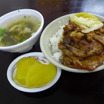 阿霞 燒肉飯 - 焼肉飯、柴菜湯、たくあん。TWD65！