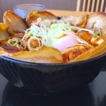 Deiri Tei - 横から 大きめのラーメンドンブリに盛られています