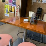 くるわラーメン - 『くるわラーメン』店舗内観「テーブル席」