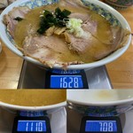 くるわラーメン - 「チャーシューメン」890円「大盛り」110円（税込）総重量（実測値）920g。うち麺・具材重量 518g、うちスープ重量（麺・具材等完食後）402g。