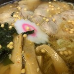 ラーメンハウス - 「チャーシューメン（醤油）」「大盛」接写。チャーシューは全部で4枚、 合計重量 60g であった。通常の「醤油ラーメン」660円（税込）との価格差 230円 からしたら、恐らく 3枚 増しの 45g 増と思われるので、ちょっと物足りない増量であろうか。