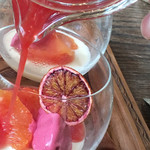 バローレ - プリンの上からブラッドオレンジの
      ソースを掛けてくれます...♪*ﾟ