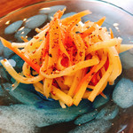 おしかの丘食堂 - 新じゃがと春人参のサラダ