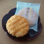 Koshi Jino Satoniigata Ajinoren Hompo - 【黄金揚げ24枚￥1096(税込)】
                      直径8cmくらいの大きさ
                      ハチミツの甘さが際立った甘辛おかき♪