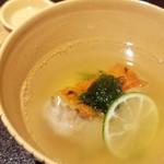 馳走 啐啄一十  - ①炭火焼き金目鯛(静岡県天竜川沖産・サスエ前田魚店)、青のり載せ、利尻昆布と鮪節のお椀
      炭火焼き金目鯛は、脂が活性化して甘さが増しています
      利尻昆布出汁は輪郭がはっきりしたキレのある味わい