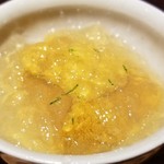 馳走 啐啄一十  - ②蝦夷馬糞雲丹(北海道噴火湾産)、羅臼昆布出汁ジュレ掛け
      立派な蝦夷馬糞紫雲丹は豊潤な旨みと甘み、それを羅臼昆布の多重な旨みが特徴なコクのあるジュレで包み込みます。