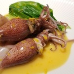 馳走 啐啄一十  - ④蛍烏賊(富山県富山湾滑川沖)、うるい(山形県産)、酢味噌
      蛍烏賊は産卵直前の雌だけを薄味で茹でてあるなので、驚くほどの軟らかさと優しい甘みが拡がります。
      うるいの味わいは優しくスッキリ。