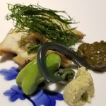 馳走 啐啄一十  - ⑤煮黒鮑(三重県伊勢志摩産)の肝ソース掛け青のり載せ、空豆、蕨
      黒鮑は柔らかく噛むほどに旨みが拡がり、肝ソースの磯の薫り、川のりの清廉な薫りが鼻腔を抜けていきます。