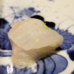 馳走 啐啄一十  - ⑨鮃(静岡県駿河湾産・サスエ前田魚店・7日熟成)
      産卵期は春～初夏、旬は秋～晩冬
      切り身を振り塩で躍動させながら脱水した鮃は旬真っ只中で脂のりがよく甘みもしっかり
      シットリしていながらプルッとした弾力