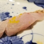 馳走 啐啄一十  - ⑫炙り赤鯥(ノドグロ)(7日熟成)
      産卵期は初夏～初秋、旬は晩秋～晩冬
      旬の脂のりは、日本海>大平洋>東シナ海の順ですね。
      炙って脂を活性化、濃厚な旨みと甘み、口腔内に余韻を残します。