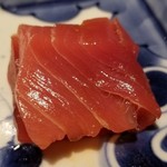 馳走 啐啄一十  - ⑬本鮪(和歌山県産)の赤身ヅケ(7日熟成)
      日本近海の本鮪の産卵期は春～夏、旬は初秋～冬。
      近海の本鮪特有の薫り、酸味は殆ど無く、春先独特の大人しい甘みと旨みが印象的です。
