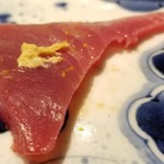 馳走 啐啄一十  - ⑭もち鰹(静岡県駿河湾産・サスエ前田魚店)
      もち鰹とは春先に取れる鰹で、身に脂肪分が少ないため身に弾力があり、まるでつき立ての餅のような食感から、もち鰹と言われます。