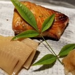 馳走 啐啄一十  - ⑮桜鱒(山形県庄内産・4k・寝かせ日数聞き忘れ)の炭火焼き、煮筍(福岡県産)、蕗
      桜鱒については次の写真で。
      煮筍も穏やかな優しい味付けで好みの味わい。
      筍の下に蕗があり、これも薄味で美味しい。