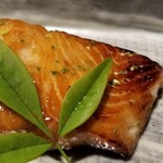 馳走 啐啄一十  - ⑮桜鱒(山形県庄内産・4kg)の炭火焼き
      脂がのった桜鱒、皮のパリパリ感も芳ばしくて美味しい♪
      鮭や鱒などは焼き上げると硬くなりがちですが、こちらは微かにしっとり感を残した絶妙な焼き加減が素晴らしい。