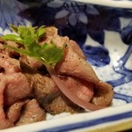 馳走 啐啄一十  - ⑯仙台牛のイチボのローストビーフ
      備長炭でじっくり焼き上げられ肉自体の旨みが増していますし、 芳ばしく薫り立っています。