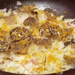 馳走 啐啄一十  - ⑰春トリュフご飯、毛蟹入り、唐墨掛け(プレーン)
      春トリュフの控えめながらも艶やかな薫りが立ち昇って来ます。
      口腔内が薫りで溢れ、満ち足りた気持ちになります。
      旨塩な唐墨が味わいに深みを加えます。
