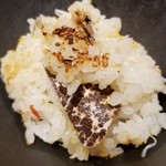 馳走 啐啄一十  - ⑰春トリュフご飯、毛蟹入り、唐墨掛け(プレーン)
      春トリュフの控えめながらも艶やかな薫りが立ち昇って来ます。
      口腔内が薫りで溢れ、満ち足りた気持ちになります。
      旨塩な唐墨が味わいに深みを加えます。