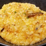 馳走 啐啄一十  - ⑰春トリュフご飯、毛蟹入り、唐墨掛け(卵入り)
      春トリュフの控えめながらも艶やかな薫りが立ち昇って来ます。
      生卵を入れ混ぜ合わせると艶やかさを帯び、円やかなコクが加わって、一層華やかになりますね。