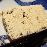 馳走 啐啄一十  - ⑱本葛餅の黄粉掛け、粒餡入り
      初めて出てきた本葛餅ですが、粒餡の甘さが控えめで美味しい♪
      魚以外のこういうモノもお料理の水準に合わせて美味しいのが不思議です。