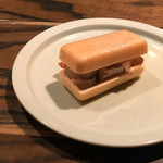 焼き鳥 とりら - 新作！燻香際立つ白レバー最中