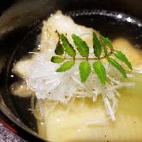 馳走 啐啄一十  - ⑥朝堀り筍(鹿児島県阿久根産)、葛はたき目張、真昆布&いりこ、鰹節、鯖節、あご節の出汁のお椀
                    目張の味わいが素晴らしい。
                    筍の柔らかな春の味わい、穏やかで円やかな味わいが楽しめます。