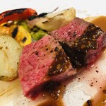 アンガス牛ランプ肉　背脂を使ったグリル　ヘーゼルナッツのソース　ラディッキオ