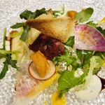 サクラ肉のタルターラとウニ　ベリーのソース　サラダ添え