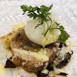 フランス産ホワイトアスパラのソテー　フランス産ホロホロ鶏　フォアグラと牛蒡詰め　ポーチドエッグ　ヨーグルトと蕗の薹のソース