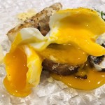 リストランテ サクラ - フランス産ホワイトアスパラのソテー　フランス産ホロホロ鶏　フォアグラと牛蒡詰め　ポーチドエッグ　ヨーグルトと蕗の薹のソース