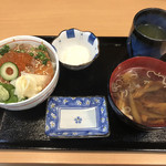 米八 - 本日のオススメ サーモン・ヒラメの漬け丼(980円)大盛り、せんべい汁