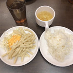 Yappari Suteki - セルフの御飯、サラダ、スープ。