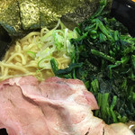 横浜ラーメン とんこつ家  - ラーメン塩+たっぷりほうれん草