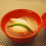 日本料理 晴山 - 上の大根をめくってみたところ。私も雑煮で大根蓋をやりますが失敗しちゃうんですよね・・・