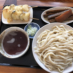 駕籠休み - 辛味うどん。温かいお汁に冷たいうどん、天ぷらのセット。天ぷらは普段ならかき揚げ半分。かき揚げ品切れにつきアイドル天に代えてもらいました。鬼倉ゴボーもまだありました。