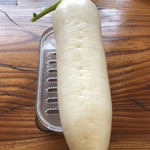 駕籠休み - 辛味うどんには大根１本ついてきます。先に大根が来るのでおろしながらうどんを待ちます。