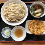 駕籠休み - 家内の肉汁うどん小盛。ゴールドラッシュ天追加。