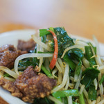 宝来家 - "韭菜炒豬肝（レバニラ、=こみらとぶたきものいためもの）"、韭菜（こみら）＋ 胡蘿蔔絲（せりにんじんせん）＋糵（もやし）