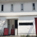 ピッツェリア・スクニッツォ・ダ・シゲオ - 
            赤と白で統一されたオシャレなお店
            