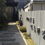 ポンズ カフェ - 正面が自宅玄関、左側にカフェ入口