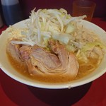 ラーメン二郎 - ブタと取り出しカシャ！