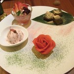 Waka Fe Dainingu Waran - 春の上生菓子とスイーツセット(いちごのみつ豆、桜もちアイス、わらび餅)と上生菓子(花薔薇)