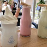 ゲロゲロミルクスタンド - 下呂温泉プリンソフト、牛乳瓶ドリンクいちご、抹茶